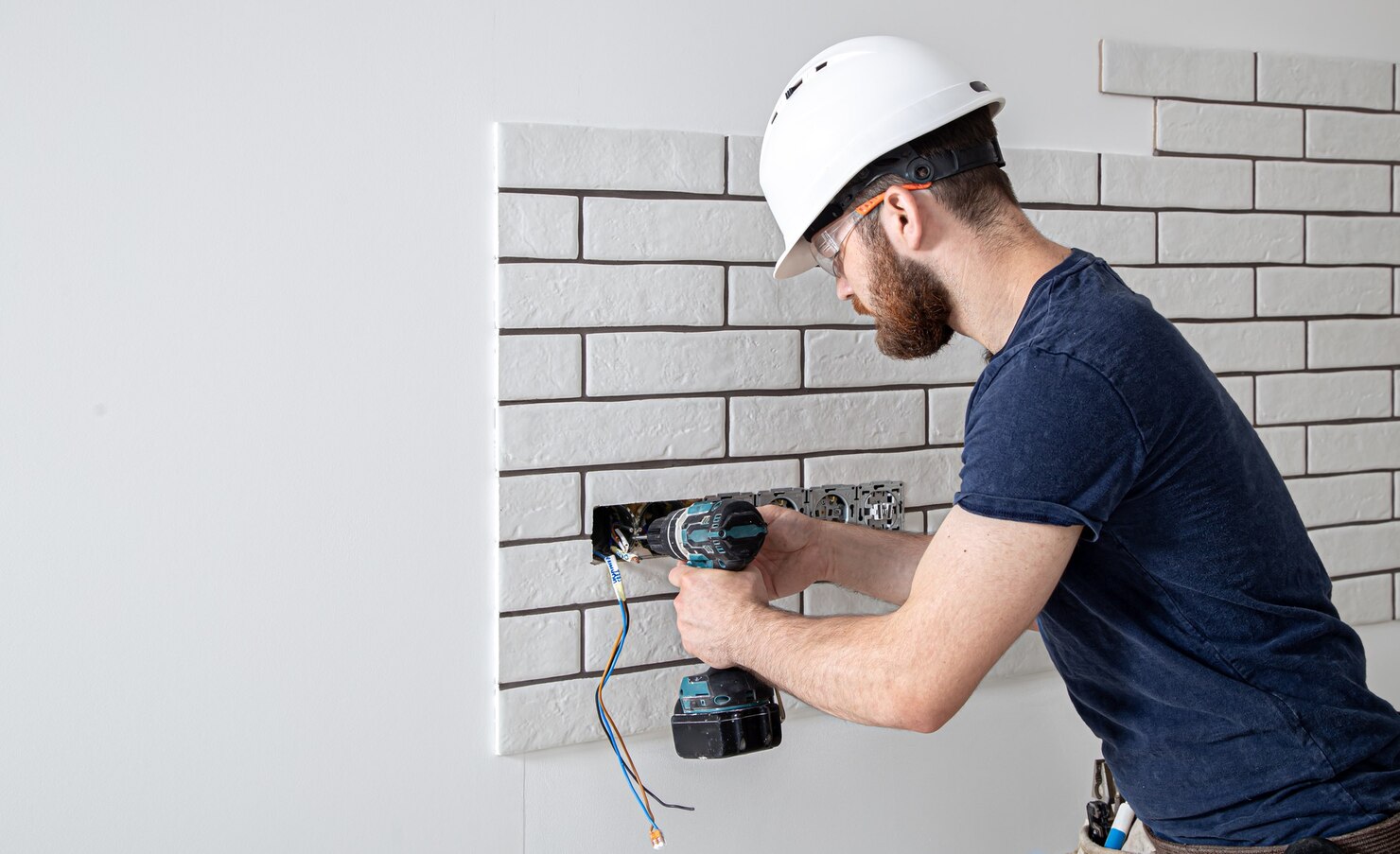 trabajador construccion electricista mono taladro instalacion enchufes concepto renovacion hogar 169016 8630